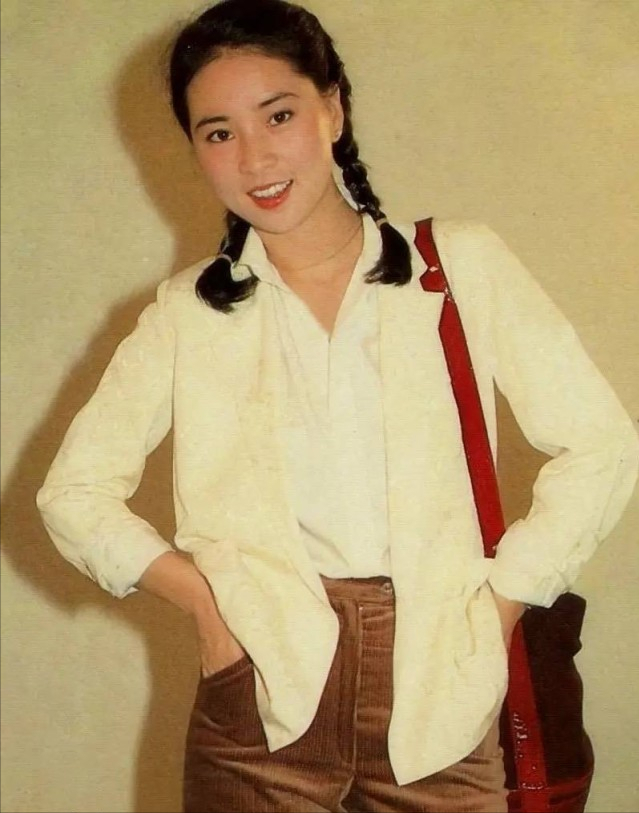 被“林凤娇”惊艳到了,穿衣低调却时髦,与林青霞同框气质也不输休闲区蓝鸢梦想 - Www.slyday.coM 被“林凤娇”惊艳到了,穿衣低调却时髦,与林青霞同框气质也不输休闲区蓝鸢梦想 - Www.slyday.coM