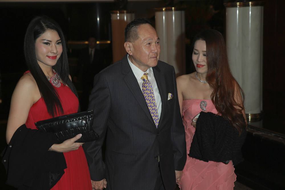 千亿富豪赵世曾为女儿庆生日自己86岁没结婚女儿43岁也没结婚