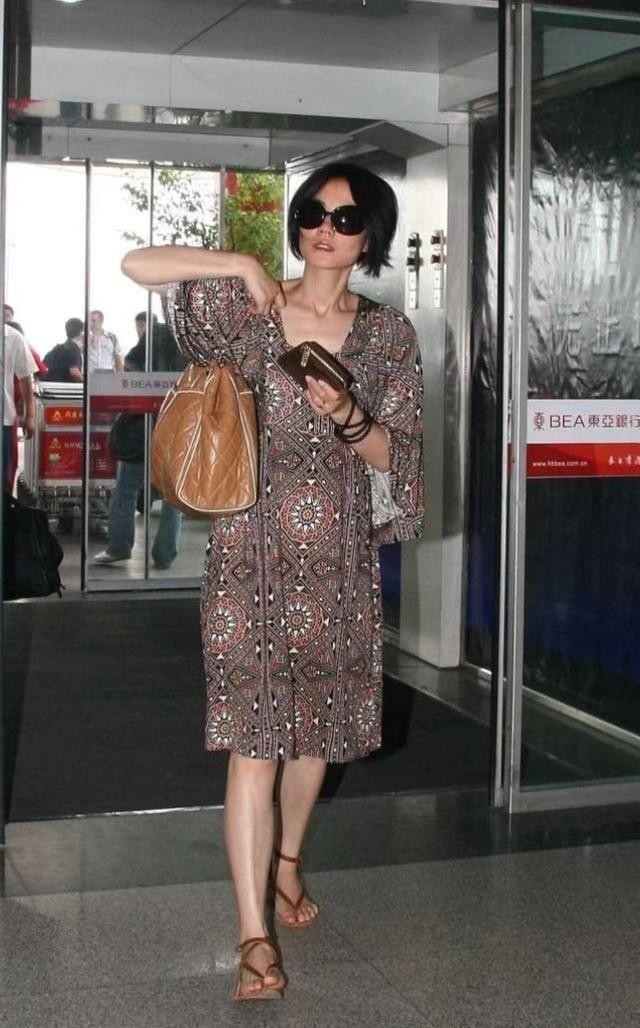 王菲穿衣真挺随性，印花裙配喇叭袖复古时髦，宽松也藏不住身材休闲区蓝鸢梦想 - Www.slyday.coM