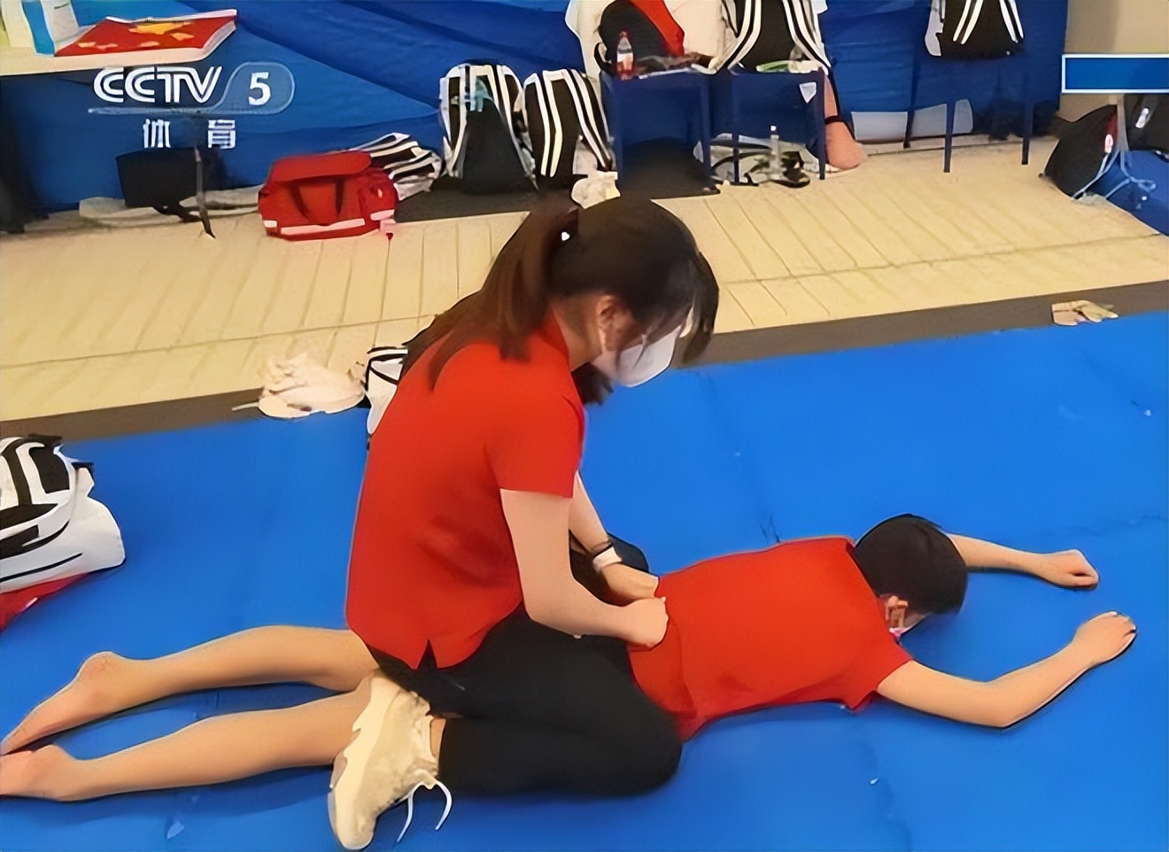 全红婵新动态！陈若琳为其按摩，名宿解析207c失误，顶替参加混合休闲区蓝鸢梦想 - Www.slyday.coM