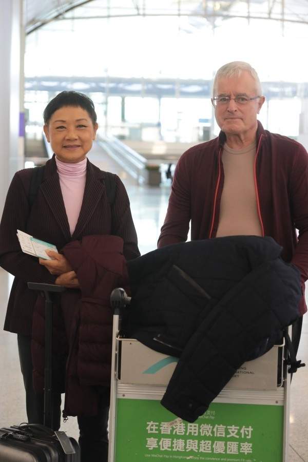 74岁知名歌手叶丽仪英国游玩！外出打球状态差，曾患癌症与三高休闲区蓝鸢梦想 - Www.slyday.coM