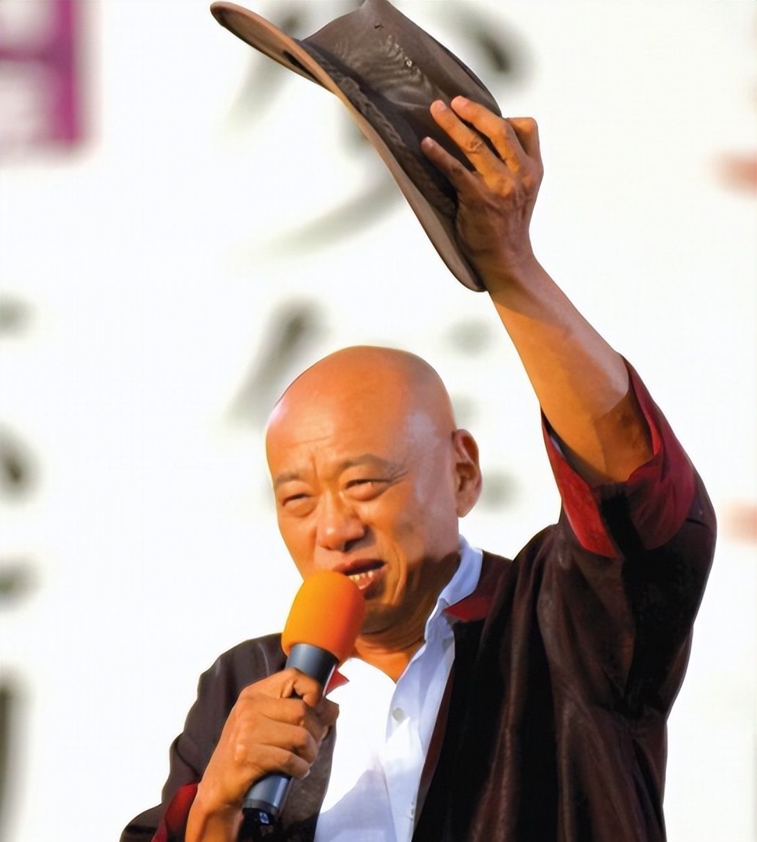 知名主持人凌峰29年婚姻有泪水77岁隐居泰国与家人很少联系