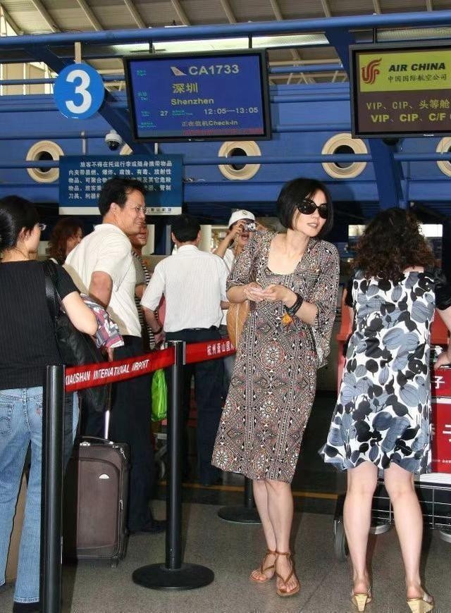 王菲穿衣真挺随性，印花裙配喇叭袖复古时髦，宽松也藏不住身材休闲区蓝鸢梦想 - Www.slyday.coM