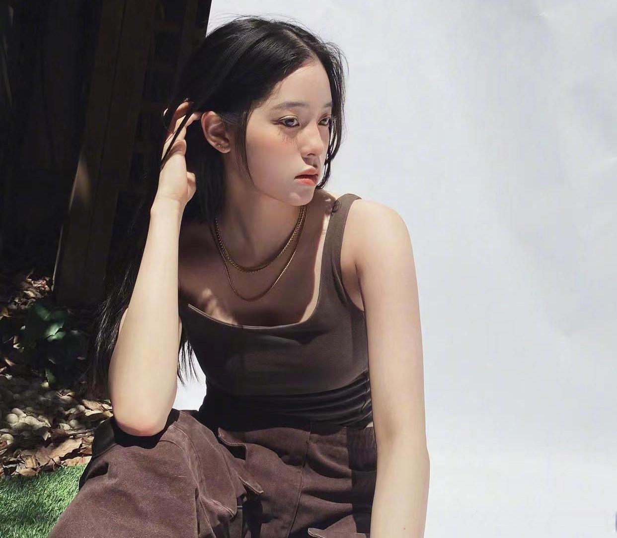 欧阳娜娜分享夏日写真，穿衣搭配惹争议，评论区内容扎心了休闲区蓝鸢梦想 - Www.slyday.coM