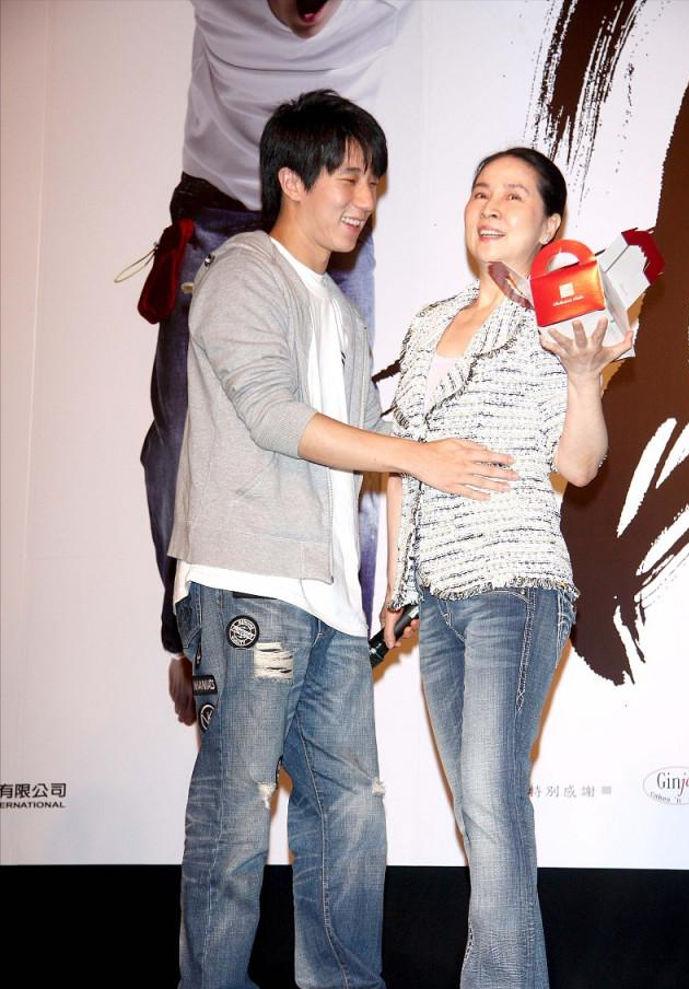 被“林凤娇”惊艳到了,穿衣低调却时髦,与林青霞同框气质也不输休闲区蓝鸢梦想 - Www.slyday.coM 被“林凤娇”惊艳到了,穿衣低调却时髦,与林青霞同框气质也不输休闲区蓝鸢梦想 - Www.slyday.coM