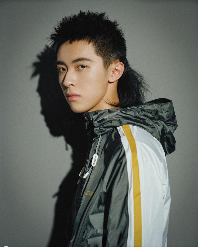 胡歌驼背像小老头,张子枫走路似老大爷,仪态差,颜值再高也白搭休闲区蓝鸢梦想 - Www.slyday.coM 胡歌驼背像小老头,张子枫走路似老大爷,仪态差,颜值再高也白搭休闲区蓝鸢梦想 - Www.slyday.coM