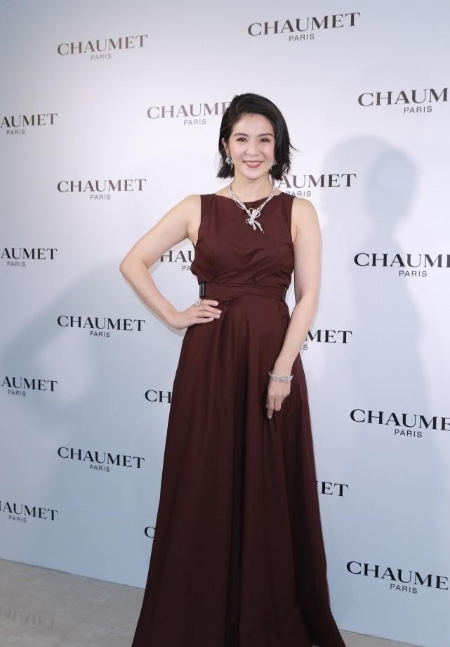 杨采妮有中年人的气质了，穿棕红色长裙优雅知性，短发显得挺大气休闲区蓝鸢梦想 - Www.slyday.coM