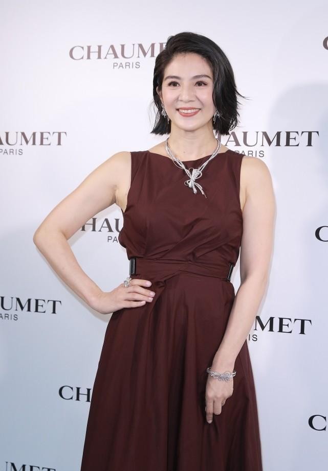 杨采妮有中年人的气质了，穿棕红色长裙优雅知性，短发显得挺大气休闲区蓝鸢梦想 - Www.slyday.coM