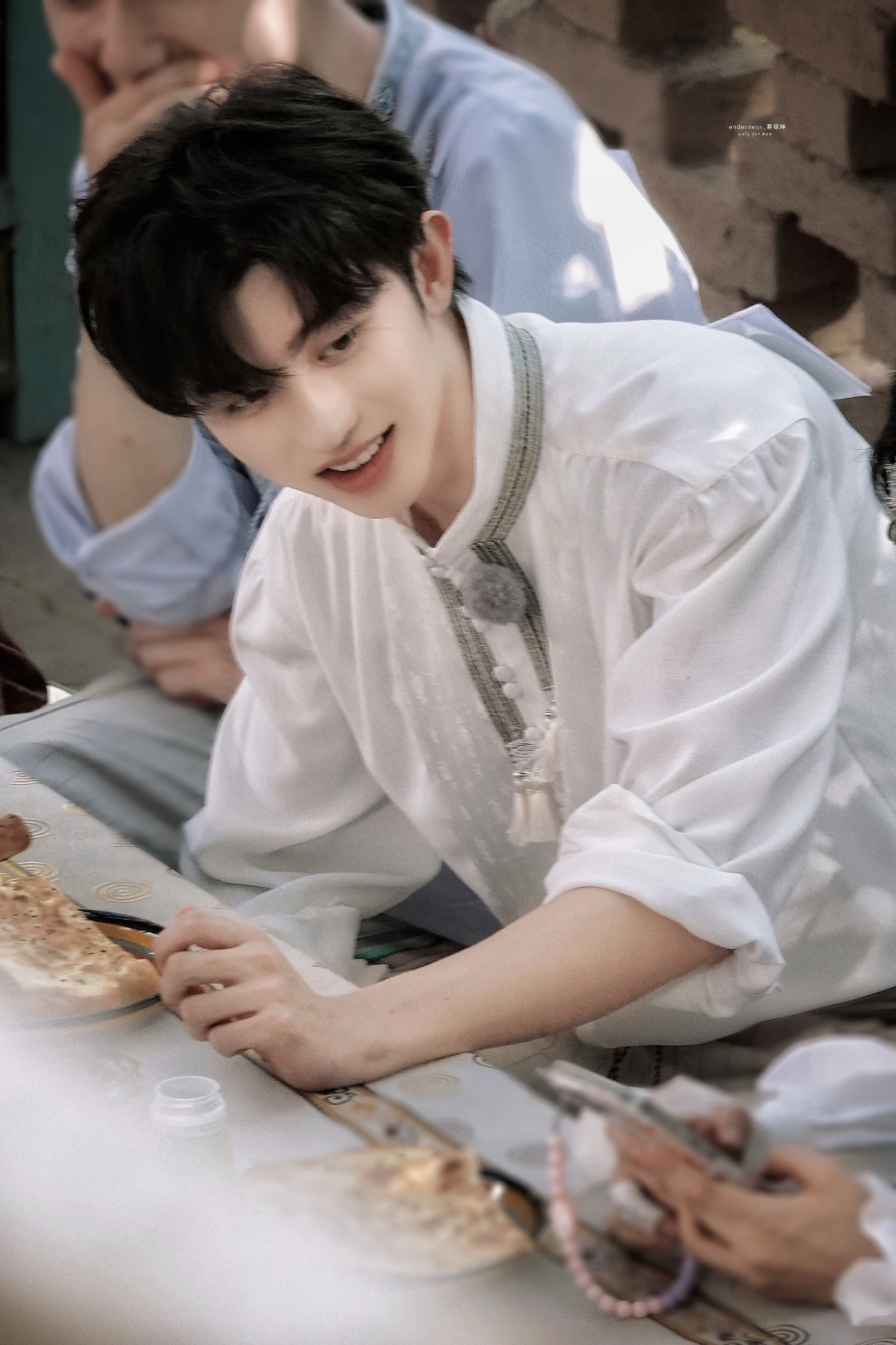 蔡徐坤奔跑吧饭拍这个民族风造型好帅啊笑起来好温柔