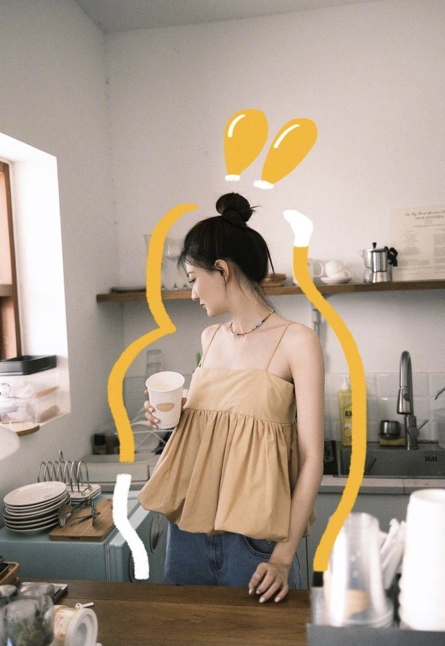 徐璐穿“居家装”甜度爆棚，卡其色温柔又耐看，少女感可太足了休闲区蓝鸢梦想 - Www.slyday.coM