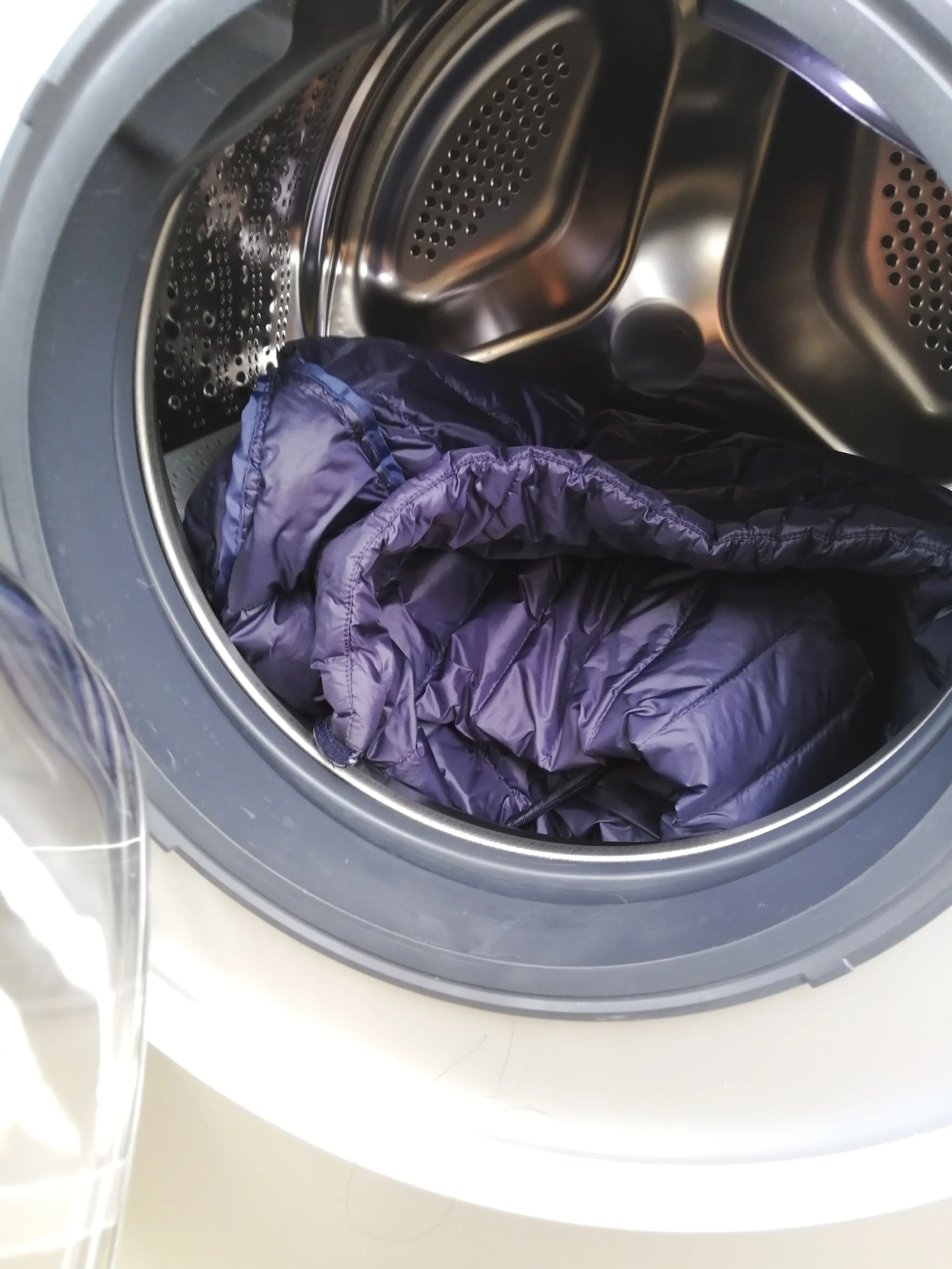 滚筒洗衣机的洗衣服模式,可以有效避免衣服缠绕,摩擦的概率,可以减少