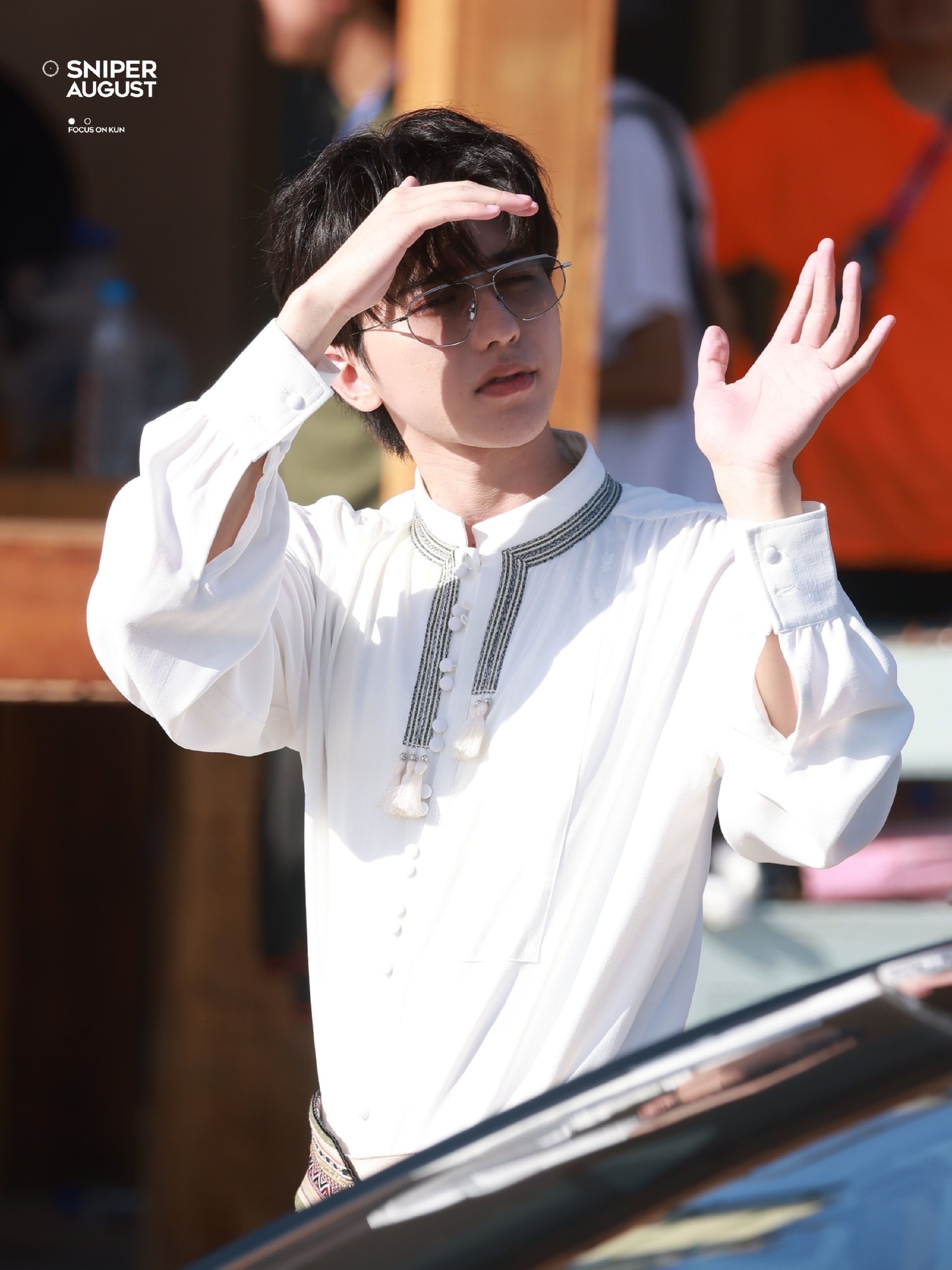 蔡徐坤奔跑吧饭拍! 这个民族风造型好帅啊! 笑起来好温柔