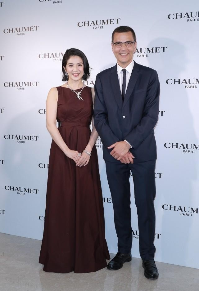 杨采妮有中年人的气质了，穿棕红色长裙优雅知性，短发显得挺大气休闲区蓝鸢梦想 - Www.slyday.coM