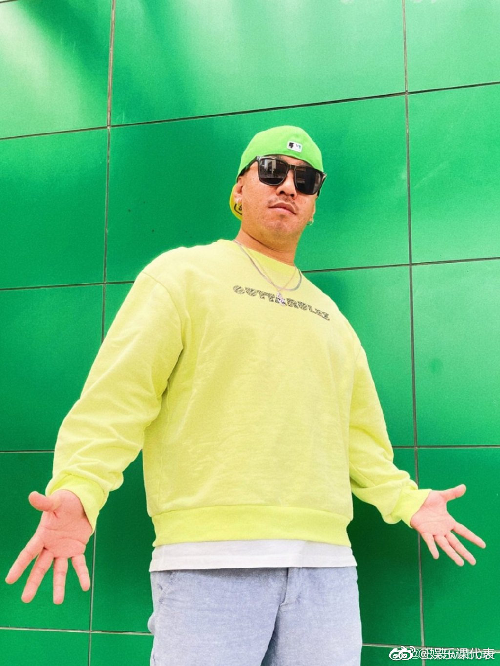 近日,某节目介绍说唱歌手@王波webber 时省去了照片和介绍