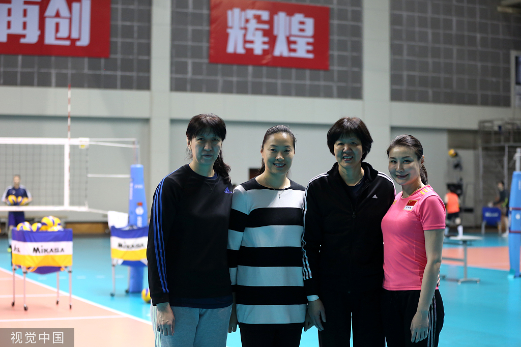 诸韵颖(右一)和郎平合影.