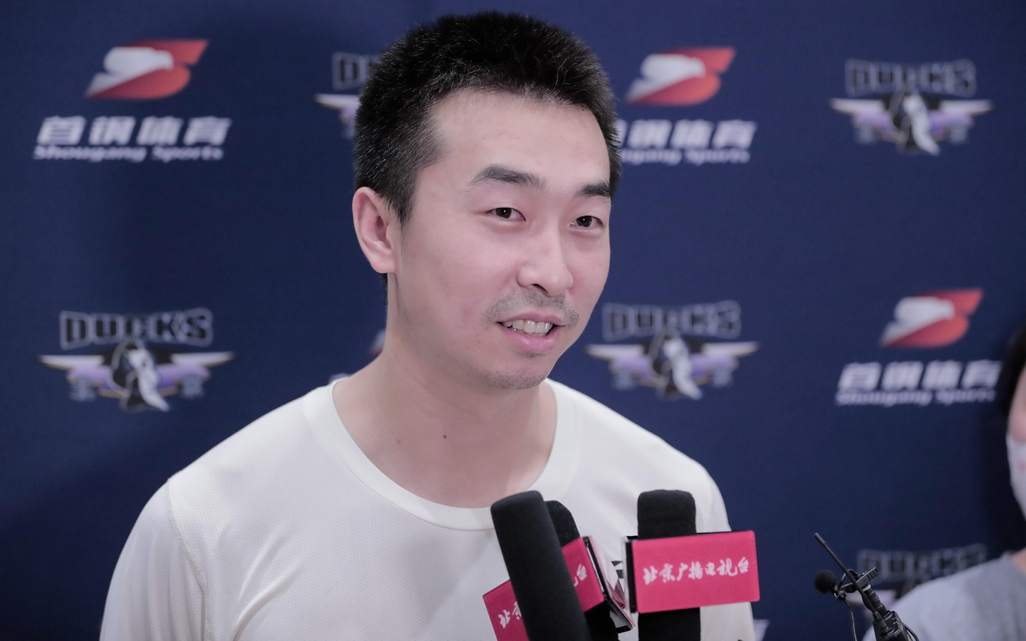 王骁辉以新身份接受采访。  北京首钢篮球俱乐部供图