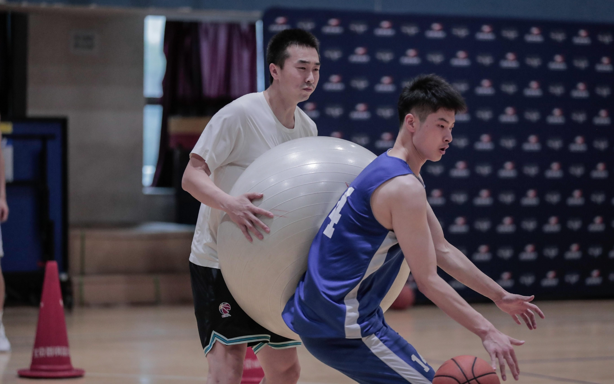 王骁辉用瑜伽球帮助球员训练。