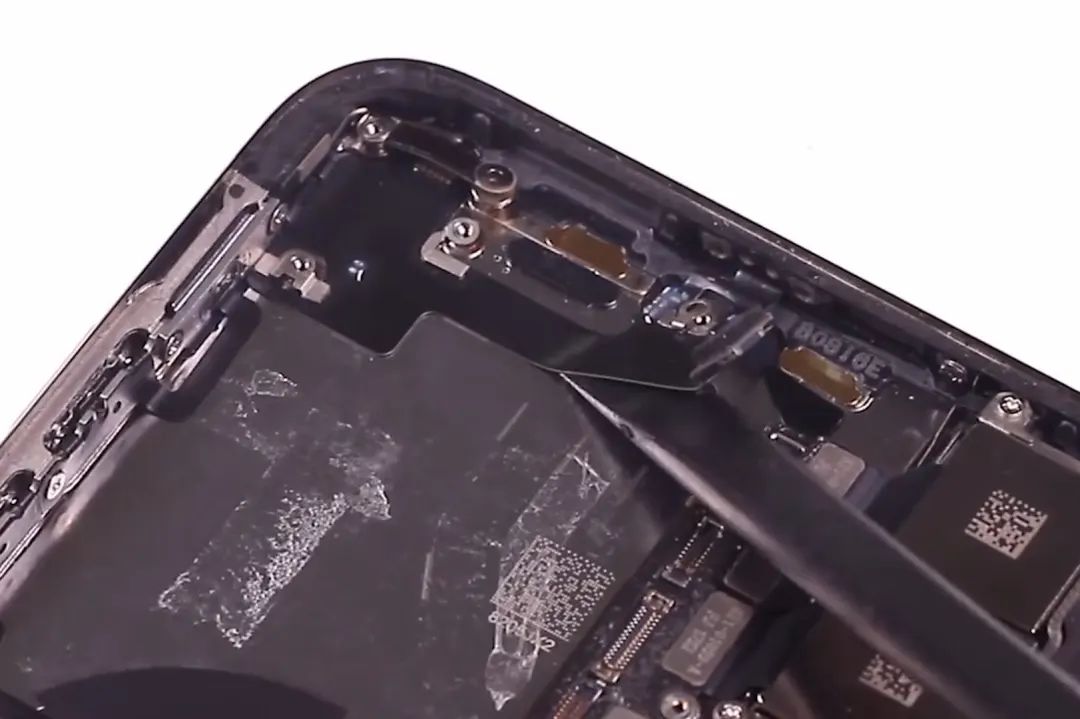 由于是天线设计的问题,后续的软件升级也不会带来提升,所以, iphone