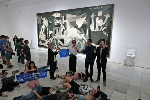 十几名抗议者像尸体一样躺在毕加索的名画《格尔尼卡》前（路透社）