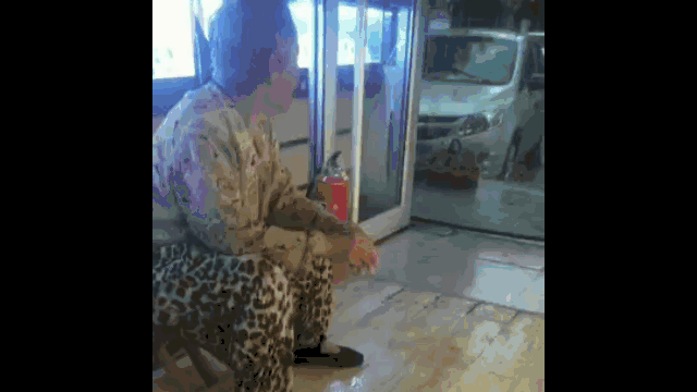 暴雨突降，老人三轮车被冲走...俩女子的举动暖哭众人休闲区蓝鸢梦想 - Www.slyday.coM