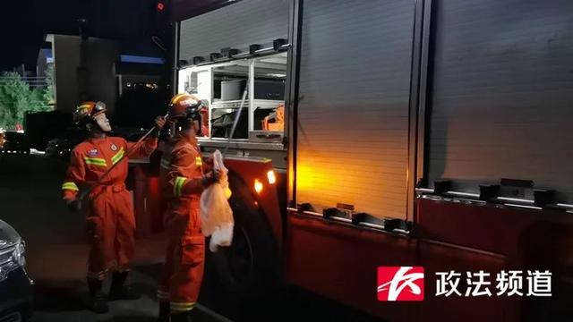 吓人！长沙县一女住户惊慌报警，蛇从空调里钻了出来休闲区蓝鸢梦想 - Www.slyday.coM