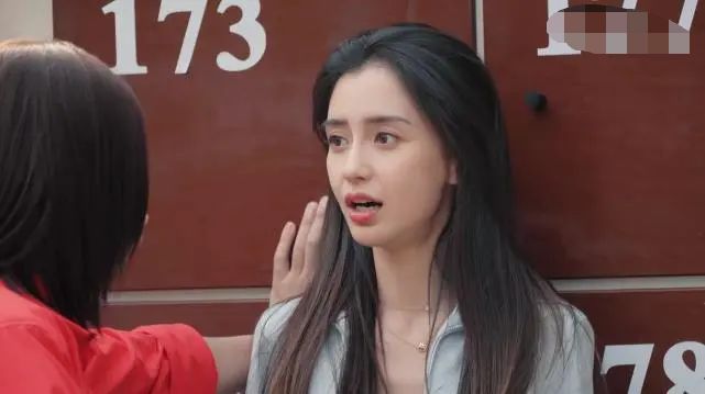 baby晒新疆美照，梳双马尾戴流苏耳饰，蹲地与小朋友合照亲和力十足休闲区蓝鸢梦想 - Www.slyday.coM