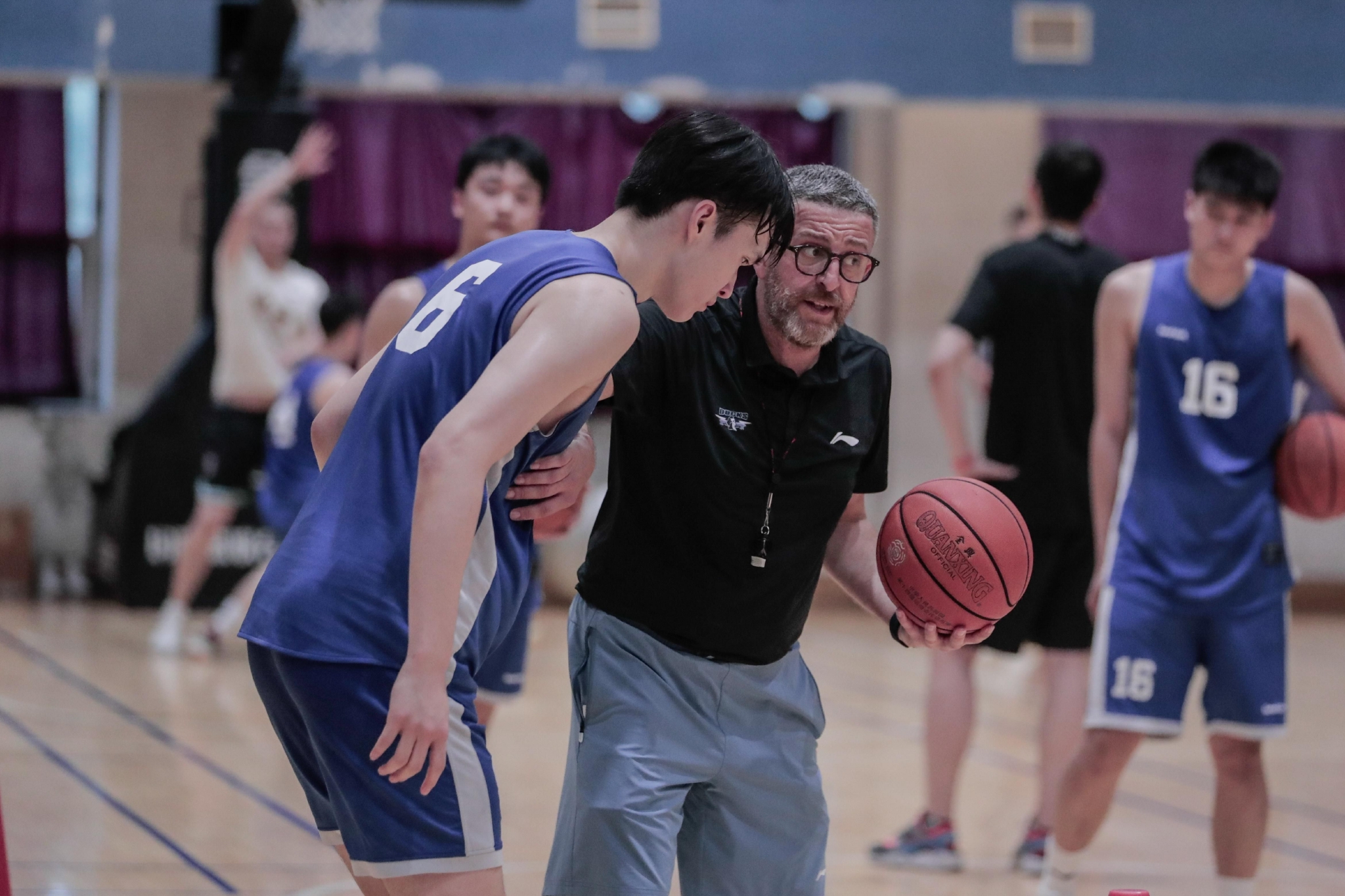 北京首钢青训总监乔里欧指导年轻球员。  北京首钢篮球俱乐部供图