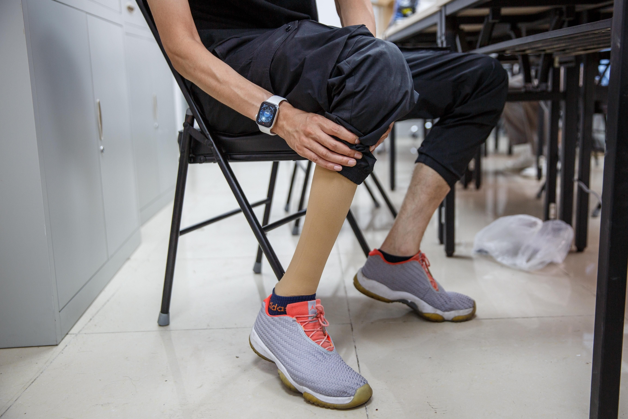 孙宏伟的右腿假肢.&nbsp; 新京报记者 王子诚 摄