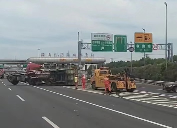 G2京沪高速一货车撞上轿车 箱体掉落一人受伤休闲区蓝鸢梦想 - Www.slyday.coM