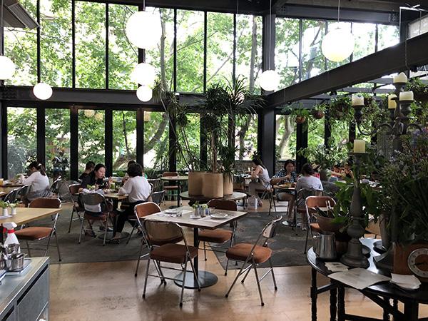 武康路上,西餐厅something ding&bar,顾客正在吃午餐.