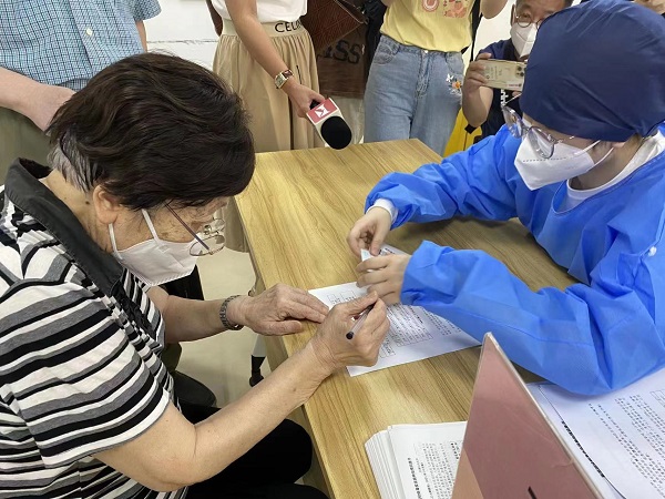 闻玉梅院士接种新冠疫苗加强针 呼吁老年朋友应接尽接