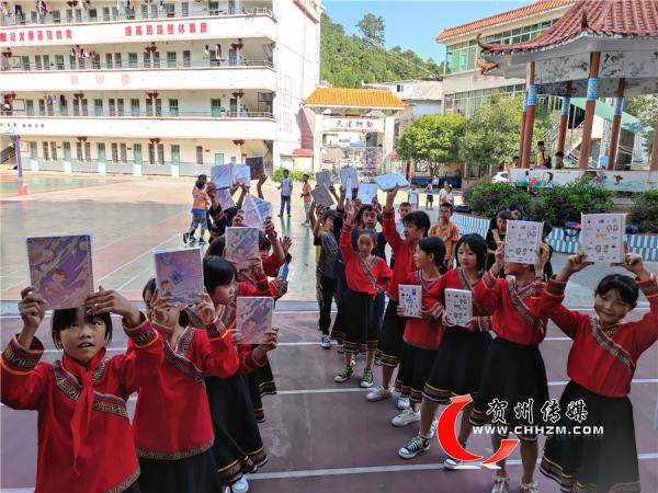 八步区让“团结花”在孩子心中绽放