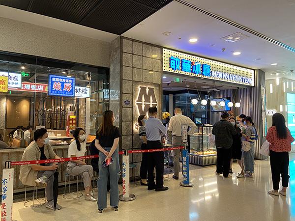 敏华冰厅门口,顾客排队等位. 澎湃新闻记者 陈悦 图