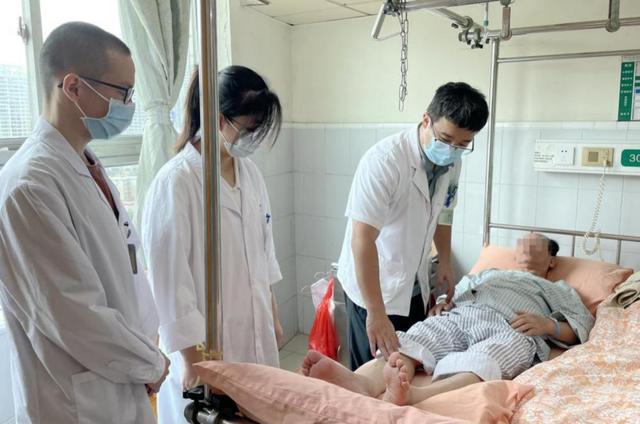 83岁老人走不动路，专家微创椎间孔手术助他轻松迈步