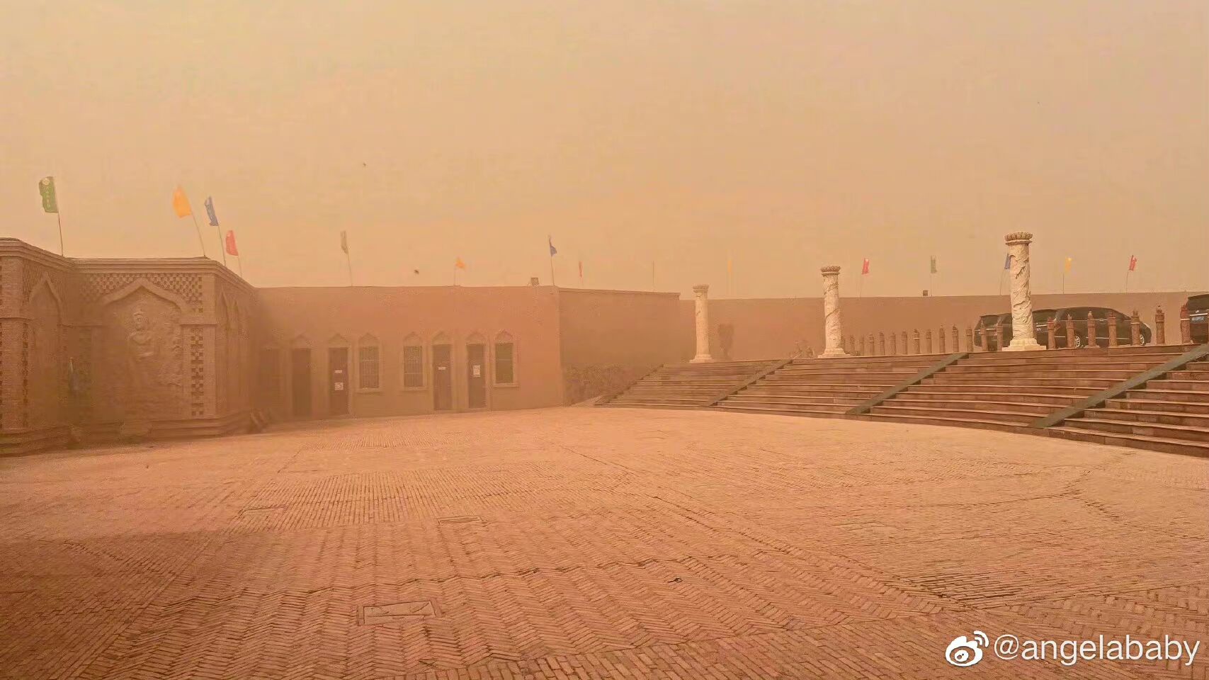 baby晒新疆美照，梳双马尾戴流苏耳饰，蹲地与小朋友合照亲和力十足休闲区蓝鸢梦想 - Www.slyday.coM