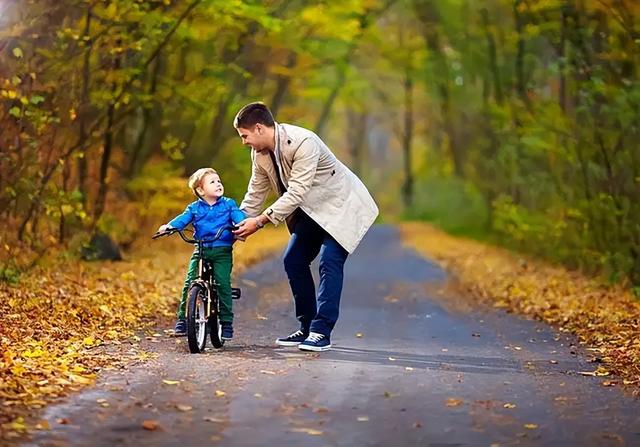 野外玩水鞋被冲走，爸爸的操作太治愈，网友：治好了我的恐婚恐育休闲区蓝鸢梦想 - Www.slyday.coM