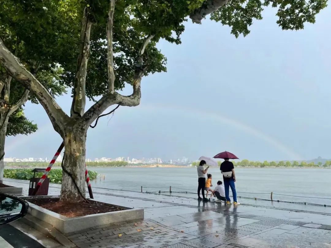 雨过天晴刚刚杭州西湖上空出现彩虹