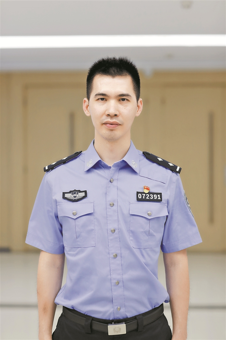 中共党员,2014年12月入警,现任深圳市公安局龙华分局刑事警察大队三