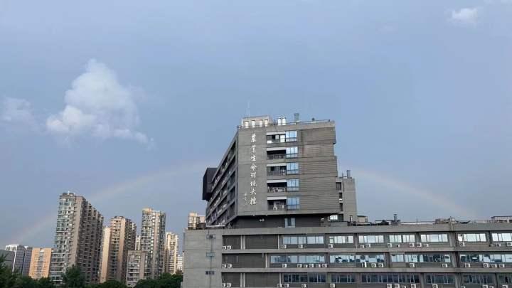 暴雨后的彩虹看见了吗？今晚仍有短时强降雨，明天雷阵雨可能更强烈