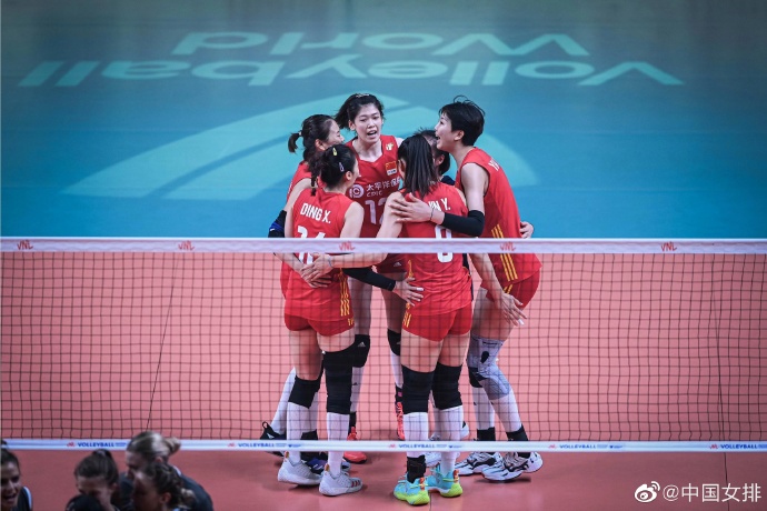 中国女排在比赛中展现了顽强。