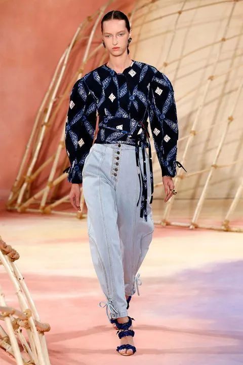 别只知道穿阔腿裤了！今夏流行的“奶奶裤”才是时髦又百搭！休闲区蓝鸢梦想 - Www.slyday.coM