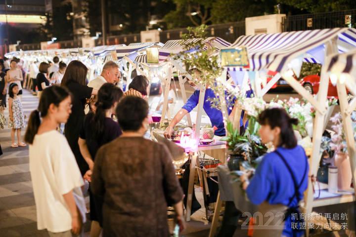 杭州这里的居民下楼惊呆了，集市真热闹，灯火中的“嗨购节”很有夏天的感觉休闲区蓝鸢梦想 - Www.slyday.coM
