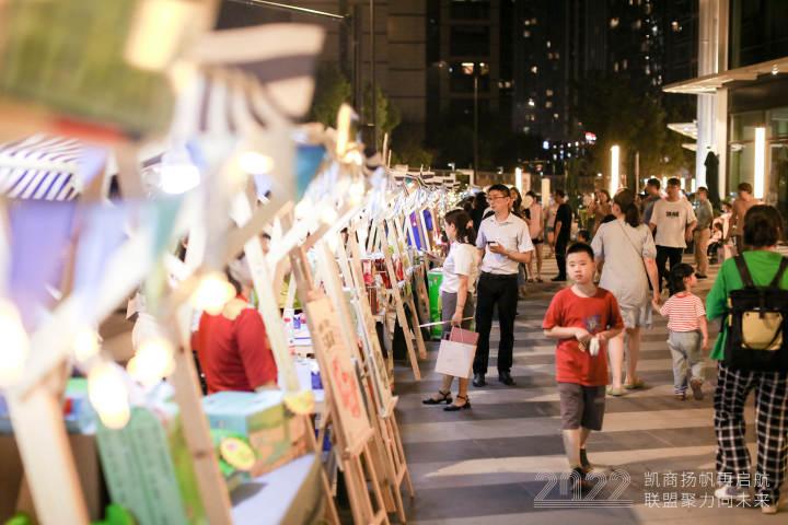 杭州这里的居民下楼惊呆了，集市真热闹，灯火中的“嗨购节”很有夏天的感觉休闲区蓝鸢梦想 - Www.slyday.coM