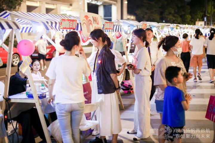 杭州这里的居民下楼惊呆了，集市真热闹，灯火中的“嗨购节”很有夏天的感觉休闲区蓝鸢梦想 - Www.slyday.coM
