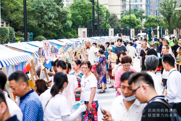 杭州这里的居民下楼惊呆了，集市真热闹，灯火中的“嗨购节”很有夏天的感觉休闲区蓝鸢梦想 - Www.slyday.coM