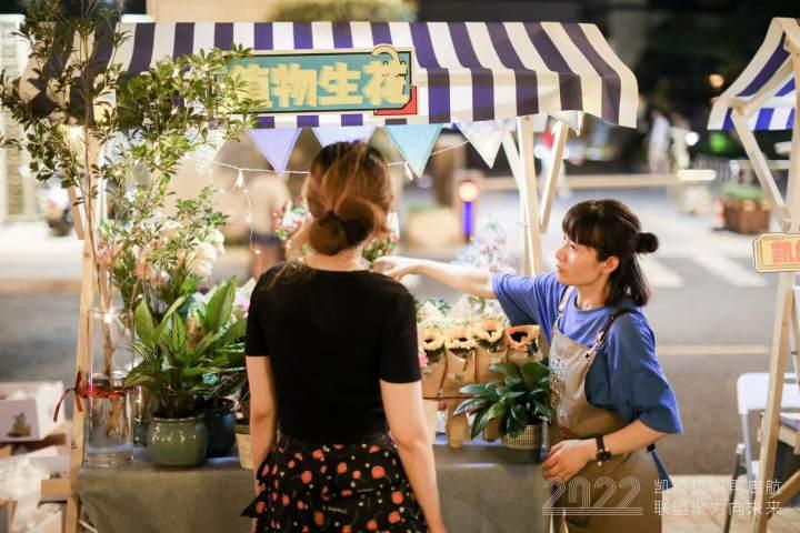 杭州这里的居民下楼惊呆了，集市真热闹，灯火中的“嗨购节”很有夏天的感觉休闲区蓝鸢梦想 - Www.slyday.coM