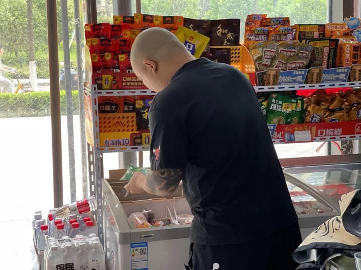 守到凌晨3点的杭州小便利店：和气温一起上涨的是营业额，网红小姐姐最爱这时来下单休闲区蓝鸢梦想 - Www.slyday.coM