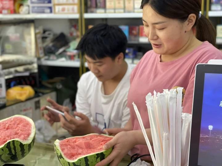 守到凌晨3点的杭州小便利店：和气温一起上涨的是营业额，网红小姐姐最爱这时来下单休闲区蓝鸢梦想 - Www.slyday.coM