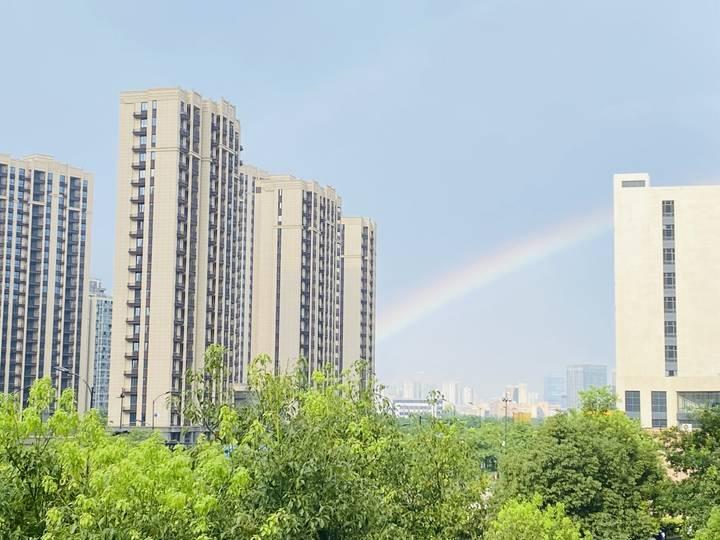 暴雨后的彩虹看见了吗？今晚仍有短时强降雨，明天雷阵雨可能更强烈