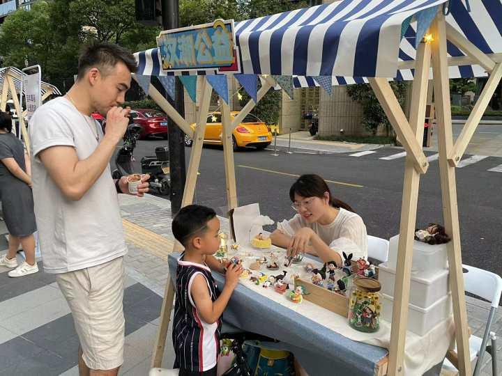 杭州这里的居民下楼惊呆了，集市真热闹，灯火中的“嗨购节”很有夏天的感觉休闲区蓝鸢梦想 - Www.slyday.coM